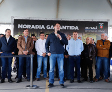 O governador Carlos Massa Ratinho Junior entregou nesta quinta-feira (15) os títulos de propriedades de imóveis para 367 famílias de Paranaguá, no Litoral. Elas ocupam terras devolutas, pertencentes ao Estado. A titulação corresponde a uma área de aproximadamente 112 hectares, abrangendo as localidades de Jardim Jacarandá e Ouro Fino, no perímetro urbano de Paranaguá. 