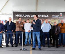 O governador Carlos Massa Ratinho Junior entregou nesta quinta-feira (15) os títulos de propriedades de imóveis para 367 famílias de Paranaguá, no Litoral. Elas ocupam terras devolutas, pertencentes ao Estado. A titulação corresponde a uma área de aproximadamente 112 hectares, abrangendo as localidades de Jardim Jacarandá e Ouro Fino, no perímetro urbano de Paranaguá. 