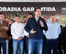 O governador Carlos Massa Ratinho Junior entregou nesta quinta-feira (15) os títulos de propriedades de imóveis para 367 famílias de Paranaguá, no Litoral. Elas ocupam terras devolutas, pertencentes ao Estado. A titulação corresponde a uma área de aproximadamente 112 hectares, abrangendo as localidades de Jardim Jacarandá e Ouro Fino, no perímetro urbano de Paranaguá. 