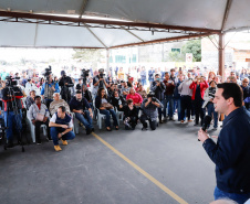 O governador Carlos Massa Ratinho Junior entregou nesta quinta-feira (15) os títulos de propriedades de imóveis para 367 famílias de Paranaguá, no Litoral. Elas ocupam terras devolutas, pertencentes ao Estado. A titulação corresponde a uma área de aproximadamente 112 hectares, abrangendo as localidades de Jardim Jacarandá e Ouro Fino, no perímetro urbano de Paranaguá. 
