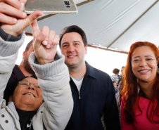 O governador Carlos Massa Ratinho Junior entregou nesta quinta-feira (15) os títulos de propriedades de imóveis para 367 famílias de Paranaguá, no Litoral. Elas ocupam terras devolutas, pertencentes ao Estado. A titulação corresponde a uma área de aproximadamente 112 hectares, abrangendo as localidades de Jardim Jacarandá e Ouro Fino, no perímetro urbano de Paranaguá. 