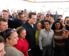 O governador Carlos Massa Ratinho Junior entregou nesta quinta-feira (15) os títulos de propriedades de imóveis para 367 famílias de Paranaguá, no Litoral. Elas ocupam terras devolutas, pertencentes ao Estado. A titulação corresponde a uma área de aproximadamente 112 hectares, abrangendo as localidades de Jardim Jacarandá e Ouro Fino, no perímetro urbano de Paranaguá. 