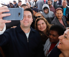 O governador Carlos Massa Ratinho Junior entregou nesta quinta-feira (15) os títulos de propriedades de imóveis para 367 famílias de Paranaguá, no Litoral. Elas ocupam terras devolutas, pertencentes ao Estado. A titulação corresponde a uma área de aproximadamente 112 hectares, abrangendo as localidades de Jardim Jacarandá e Ouro Fino, no perímetro urbano de Paranaguá. 