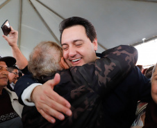O governador Carlos Massa Ratinho Junior entregou nesta quinta-feira (15) os títulos de propriedades de imóveis para 367 famílias de Paranaguá, no Litoral. Elas ocupam terras devolutas, pertencentes ao Estado. A titulação corresponde a uma área de aproximadamente 112 hectares, abrangendo as localidades de Jardim Jacarandá e Ouro Fino, no perímetro urbano de Paranaguá. 
