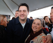 O governador Carlos Massa Ratinho Junior entregou nesta quinta-feira (15) os títulos de propriedades de imóveis para 367 famílias de Paranaguá, no Litoral. Elas ocupam terras devolutas, pertencentes ao Estado. A titulação corresponde a uma área de aproximadamente 112 hectares, abrangendo as localidades de Jardim Jacarandá e Ouro Fino, no perímetro urbano de Paranaguá. 