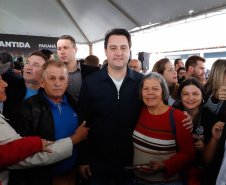 O governador Carlos Massa Ratinho Junior entregou nesta quinta-feira (15) os títulos de propriedades de imóveis para 367 famílias de Paranaguá, no Litoral. Elas ocupam terras devolutas, pertencentes ao Estado. A titulação corresponde a uma área de aproximadamente 112 hectares, abrangendo as localidades de Jardim Jacarandá e Ouro Fino, no perímetro urbano de Paranaguá. 