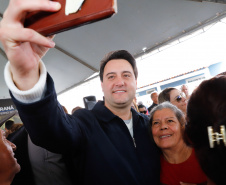 O governador Carlos Massa Ratinho Junior entregou nesta quinta-feira (15) os títulos de propriedades de imóveis para 367 famílias de Paranaguá, no Litoral. Elas ocupam terras devolutas, pertencentes ao Estado. A titulação corresponde a uma área de aproximadamente 112 hectares, abrangendo as localidades de Jardim Jacarandá e Ouro Fino, no perímetro urbano de Paranaguá. 