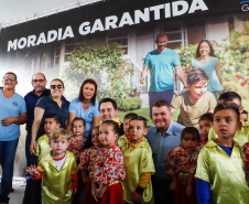 O governador Carlos Massa Ratinho Junior entregou nesta quinta-feira (15) os títulos de propriedades de imóveis para 367 famílias de Paranaguá, no Litoral. Elas ocupam terras devolutas, pertencentes ao Estado. A titulação corresponde a uma área de aproximadamente 112 hectares, abrangendo as localidades de Jardim Jacarandá e Ouro Fino, no perímetro urbano de Paranaguá. 