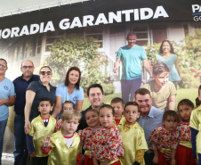 O governador Carlos Massa Ratinho Junior entregou nesta quinta-feira (15) os títulos de propriedades de imóveis para 367 famílias de Paranaguá, no Litoral. Elas ocupam terras devolutas, pertencentes ao Estado. A titulação corresponde a uma área de aproximadamente 112 hectares, abrangendo as localidades de Jardim Jacarandá e Ouro Fino, no perímetro urbano de Paranaguá. Foto: Gilson Abreu/AEN