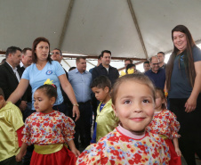 O governador Carlos Massa Ratinho Junior entregou nesta quinta-feira (15) os títulos de propriedades de imóveis para 367 famílias de Paranaguá, no Litoral. Elas ocupam terras devolutas, pertencentes ao Estado. A titulação corresponde a uma área de aproximadamente 112 hectares, abrangendo as localidades de Jardim Jacarandá e Ouro Fino, no perímetro urbano de Paranaguá. Foto: Gilson Abreu/AEN