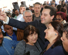 O governador Carlos Massa Ratinho Junior entregou nesta quinta-feira (15) os títulos de propriedades de imóveis para 367 famílias de Paranaguá, no Litoral. Elas ocupam terras devolutas, pertencentes ao Estado. A titulação corresponde a uma área de aproximadamente 112 hectares, abrangendo as localidades de Jardim Jacarandá e Ouro Fino, no perímetro urbano de Paranaguá. Foto: Gilson Abreu/AEN
