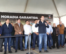 O governador Carlos Massa Ratinho Junior entregou nesta quinta-feira (15) os títulos de propriedades de imóveis para 367 famílias de Paranaguá, no Litoral. Elas ocupam terras devolutas, pertencentes ao Estado. A titulação corresponde a uma área de aproximadamente 112 hectares, abrangendo as localidades de Jardim Jacarandá e Ouro Fino, no perímetro urbano de Paranaguá. Foto: Gilson Abreu/AEN