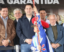 O governador Carlos Massa Ratinho Junior entregou nesta quinta-feira (15) os títulos de propriedades de imóveis para 367 famílias de Paranaguá, no Litoral. Elas ocupam terras devolutas, pertencentes ao Estado. A titulação corresponde a uma área de aproximadamente 112 hectares, abrangendo as localidades de Jardim Jacarandá e Ouro Fino, no perímetro urbano de Paranaguá. Foto: Gilson Abreu/AEN