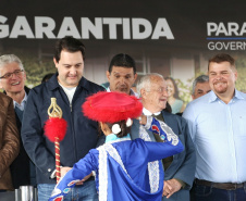 O governador Carlos Massa Ratinho Junior entregou nesta quinta-feira (15) os títulos de propriedades de imóveis para 367 famílias de Paranaguá, no Litoral. Elas ocupam terras devolutas, pertencentes ao Estado. A titulação corresponde a uma área de aproximadamente 112 hectares, abrangendo as localidades de Jardim Jacarandá e Ouro Fino, no perímetro urbano de Paranaguá. Foto: Gilson Abreu/AEN