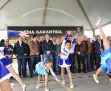 O governador Carlos Massa Ratinho Junior entregou nesta quinta-feira (15) os títulos de propriedades de imóveis para 367 famílias de Paranaguá, no Litoral. Elas ocupam terras devolutas, pertencentes ao Estado. A titulação corresponde a uma área de aproximadamente 112 hectares, abrangendo as localidades de Jardim Jacarandá e Ouro Fino, no perímetro urbano de Paranaguá. Foto: Gilson Abreu/AEN
