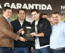 O governador Carlos Massa Ratinho Junior entregou nesta quinta-feira (15) os títulos de propriedades de imóveis para 367 famílias de Paranaguá, no Litoral. Elas ocupam terras devolutas, pertencentes ao Estado. A titulação corresponde a uma área de aproximadamente 112 hectares, abrangendo as localidades de Jardim Jacarandá e Ouro Fino, no perímetro urbano de Paranaguá. Foto: Gilson Abreu/AEN
