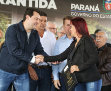 O governador Carlos Massa Ratinho Junior entregou nesta quinta-feira (15) os títulos de propriedades de imóveis para 367 famílias de Paranaguá, no Litoral. Elas ocupam terras devolutas, pertencentes ao Estado. A titulação corresponde a uma área de aproximadamente 112 hectares, abrangendo as localidades de Jardim Jacarandá e Ouro Fino, no perímetro urbano de Paranaguá. Foto: Gilson Abreu/AEN