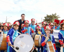 O governador Carlos Massa Ratinho Junior entregou nesta quinta-feira (15) os títulos de propriedades de imóveis para 367 famílias de Paranaguá, no Litoral. Elas ocupam terras devolutas, pertencentes ao Estado. A titulação corresponde a uma área de aproximadamente 112 hectares, abrangendo as localidades de Jardim Jacarandá e Ouro Fino, no perímetro urbano de Paranaguá. Foto: Gilson Abreu/AEN