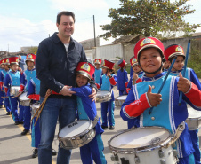 O governador Carlos Massa Ratinho Junior entregou nesta quinta-feira (15) os títulos de propriedades de imóveis para 367 famílias de Paranaguá, no Litoral. Elas ocupam terras devolutas, pertencentes ao Estado. A titulação corresponde a uma área de aproximadamente 112 hectares, abrangendo as localidades de Jardim Jacarandá e Ouro Fino, no perímetro urbano de Paranaguá. Foto: Gilson Abreu/AEN