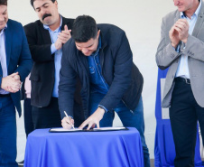 O Governo do Paraná entregou nesta quinta-feira (15) obras e anunciou investimentos no município de Planalto, na região Sudoeste do Estado, que somam mais de R$ 33,2 milhões. O maior volume de recursos é do convênio entre o município e a Sanepar para renovação do contrato de prestação dos serviços de abastecimento de água e de esgotamento sanitário para os próximos 30 anos.Foto: Divulgação/Casa Civil