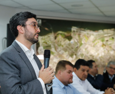 O Corredor de Exportação do Porto de Paranaguá, sistema por onde são movimentados grãos e farelos, será remodelado e modernizado para atender a crescente demanda do agronegócio paranaense. A estrutura foi construída ainda na década de 1970. Nesta quinta-feira (15), o governador Carlos Massa Ratinho Junior esteve em Paranaguá e autorizou a licitação do projeto básico das obras.