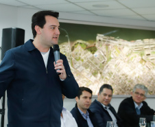 O Corredor de Exportação do Porto de Paranaguá, sistema por onde são movimentados grãos e farelos, será remodelado e modernizado para atender a crescente demanda do agronegócio paranaense. A estrutura foi construída ainda na década de 1970. Nesta quinta-feira (15), o governador Carlos Massa Ratinho Junior esteve em Paranaguá e autorizou a licitação do projeto básico das obras.
