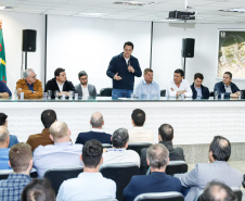 O Corredor de Exportação do Porto de Paranaguá, sistema por onde são movimentados grãos e farelos, será remodelado e modernizado para atender a crescente demanda do agronegócio paranaense. A estrutura foi construída ainda na década de 1970. Nesta quinta-feira (15), o governador Carlos Massa Ratinho Junior esteve em Paranaguá e autorizou a licitação do projeto básico das obras.