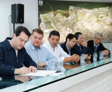 O Corredor de Exportação do Porto de Paranaguá, sistema por onde são movimentados grãos e farelos, será remodelado e modernizado para atender a crescente demanda do agronegócio paranaense. A estrutura foi construída ainda na década de 1970. Nesta quinta-feira (15), o governador Carlos Massa Ratinho Junior esteve em Paranaguá e autorizou a licitação do projeto básico das obras.