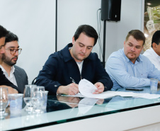 O Corredor de Exportação do Porto de Paranaguá, sistema por onde são movimentados grãos e farelos, será remodelado e modernizado para atender a crescente demanda do agronegócio paranaense. A estrutura foi construída ainda na década de 1970. Nesta quinta-feira (15), o governador Carlos Massa Ratinho Junior esteve em Paranaguá e autorizou a licitação do projeto básico das obras.