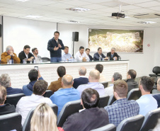 O Corredor de Exportação do Porto de Paranaguá, sistema por onde são movimentados grãos e farelos, será remodelado e modernizado para atender a crescente demanda do agronegócio paranaense. A estrutura foi construída ainda na década de 1970. Nesta quinta-feira (15), o governador Carlos Massa Ratinho Junior esteve em Paranaguá e  autorizou a licitação do projeto básico das obras. Foto: Gilson Abreu/AEN