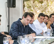O Corredor de Exportação do Porto de Paranaguá, sistema por onde são movimentados grãos e farelos, será remodelado e modernizado para atender a crescente demanda do agronegócio paranaense. A estrutura foi construída ainda na década de 1970. Nesta quinta-feira (15), o governador Carlos Massa Ratinho Junior esteve em Paranaguá e  autorizou a licitação do projeto básico das obras. Foto: Gilson Abreu/AEN
