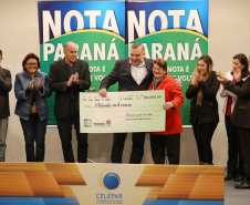 São três entidades de assistência social as ganhadoras deste mês dos prêmios distribuídos pelo programa Nota Paraná, mantido pela Secretaria de Estado da Fazenda. O programa devolve 30% do Imposto sobre Circulação de Mercadorias e Serviços (ICMS) recolhido pela Receita Estadual ao consumidor que pede nota fiscal no comércio. Foto: José Fernando Ogura/AEN