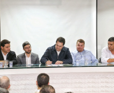 A licitação das obras de reparos e melhorias dos trapiches existentes de Encantadas e Nova Brasília, na Ilha do Mel, foi autorizada pelo governador Carlos Massa Ratinho Junior, nesta quinta-feira (15), durante evento na sede administrativa da empresa Portos do Paraná. Foto: Gilson Abreu/AEN