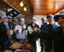 O governador Carlos Massa Ratinho Junior visita nesta quinta-feira (15), a Agroleite, realizado pela Cooperativa Castrolanda, em Castro, nos Campos Gerais. Considerado um dos maiores eventos da cadeia do leite na América, a Agroleite tem foco na tecnologia, produtividade e melhores resultados para os produtores. Castro, 15/08/2019 -  Foto: Geraldo Bubniak/AEN