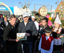 O governador Carlos Massa Ratinho Junior visita nesta quinta-feira (15), a Agroleite, realizado pela Cooperativa Castrolanda, em Castro, nos Campos Gerais. Considerado um dos maiores eventos da cadeia do leite na América, a Agroleite tem foco na tecnologia, produtividade e melhores resultados para os produtores. Castro, 15/08/2019 -  Foto: Geraldo Bubniak/AEN