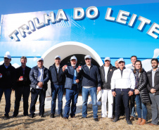 O governador Carlos Massa Ratinho Junior reforçou nesta quinta-feira (15), na Agroleite, em Castro, a necessidade de o Paraná agregar tecnologia e industrialização à produção do leite, mantendo o Estado em uma posição de destaque no País. Em sua 19ª edição, a feira é uma das principais vitrines do Brasil de novas tecnologias para o setor.