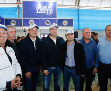 O governador Carlos Massa Ratinho Junior reforçou nesta quinta-feira (15), na Agroleite, em Castro, a necessidade de o Paraná agregar tecnologia e industrialização à produção do leite, mantendo o Estado em uma posição de destaque no País. Em sua 19ª edição, a feira é uma das principais vitrines do Brasil de novas tecnologias para o setor.