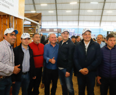 O governador Carlos Massa Ratinho Junior reforçou nesta quinta-feira (15), na Agroleite, em Castro, a necessidade de o Paraná agregar tecnologia e industrialização à produção do leite, mantendo o Estado em uma posição de destaque no País. Em sua 19ª edição, a feira é uma das principais vitrines do Brasil de novas tecnologias para o setor.