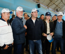 O governador Carlos Massa Ratinho Junior reforçou nesta quinta-feira (15), na Agroleite, em Castro, a necessidade de o Paraná agregar tecnologia e industrialização à produção do leite, mantendo o Estado em uma posição de destaque no País. Em sua 19ª edição, a feira é uma das principais vitrines do Brasil de novas tecnologias para o setor.