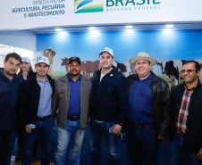 O governador Carlos Massa Ratinho Junior reforçou nesta quinta-feira (15), na Agroleite, em Castro, a necessidade de o Paraná agregar tecnologia e industrialização à produção do leite, mantendo o Estado em uma posição de destaque no País. Em sua 19ª edição, a feira é uma das principais vitrines do Brasil de novas tecnologias para o setor.