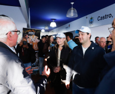 O governador Carlos Massa Ratinho Junior reforçou nesta quinta-feira (15), na Agroleite, em Castro, a necessidade de o Paraná agregar tecnologia e industrialização à produção do leite, mantendo o Estado em uma posição de destaque no País. Em sua 19ª edição, a feira é uma das principais vitrines do Brasil de novas tecnologias para o setor.