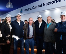 O governador Carlos Massa Ratinho Junior reforçou nesta quinta-feira (15), na Agroleite, em Castro, a necessidade de o Paraná agregar tecnologia e industrialização à produção do leite, mantendo o Estado em uma posição de destaque no País. Em sua 19ª edição, a feira é uma das principais vitrines do Brasil de novas tecnologias para o setor.