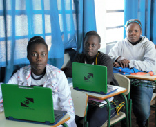 Professora de português usa programa online para ensinar irmãs haitianas. Foto: Divulgação/SEED