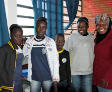 Professora de português usa programa online para ensinar irmãs haitianas. Foto: Divulgação/SEED