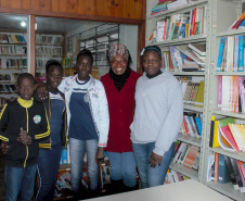 Professora de português usa programa online para ensinar irmãs haitianas. Foto: Divulgação/SEED