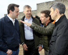 Pinhais, na Região Metropolitana de Curitiba, vai investir em construção de calçadas, compra de maquinários e reparos em escolas. O montante soma R$ 5,5 milhões e inbclui, também, a ampliação do sistema de abastecimento de água. Nesta sexta-feira (16), o governador Carlos Massa Ratinho Junior confirmou o pacote de investimento no município e destacou outras ações do Estado na Grande Curitiba.