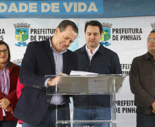Pinhais, na Região Metropolitana de Curitiba, vai investir em construção de calçadas, compra de maquinários e reparos em escolas. O montante soma R$ 5,5 milhões e inbclui, também, a ampliação do sistema de abastecimento de água. Nesta sexta-feira (16), o governador Carlos Massa Ratinho Junior confirmou o pacote de investimento no município e destacou outras ações do Estado na Grande Curitiba.