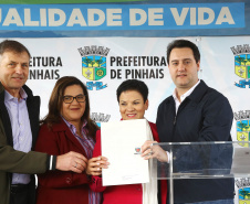 Pinhais, na Região Metropolitana de Curitiba, vai investir em construção de calçadas, compra de maquinários e reparos em escolas. O montante soma R$ 5,5 milhões e inbclui, também, a ampliação do sistema de abastecimento de água. Nesta sexta-feira (16), o governador Carlos Massa Ratinho Junior confirmou o pacote de investimento no município e destacou outras ações do Estado na Grande Curitiba.