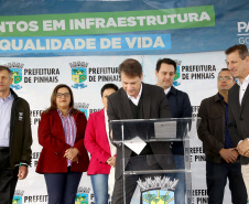 Pinhais, na Região Metropolitana de Curitiba, vai investir em construção de calçadas, compra de maquinários e reparos em escolas. O montante soma R$ 5,5 milhões e inbclui, também, a ampliação do sistema de abastecimento de água. Nesta sexta-feira (16), o governador Carlos Massa Ratinho Junior confirmou o pacote de investimento no município e destacou outras ações do Estado na Grande Curitiba.