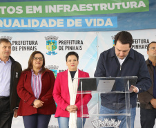 Pinhais, na Região Metropolitana de Curitiba, vai investir em construção de calçadas, compra de maquinários e reparos em escolas. O montante soma R$ 5,5 milhões e inbclui, também, a ampliação do sistema de abastecimento de água. Nesta sexta-feira (16), o governador Carlos Massa Ratinho Junior confirmou o pacote de investimento no município e destacou outras ações do Estado na Grande Curitiba.